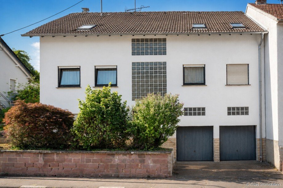 Gro�z�giges Ein- bis Zweifamilienhaus mit zwei Garagen Zweifamilienhaus Gro�rosseln / Karlsbrunn