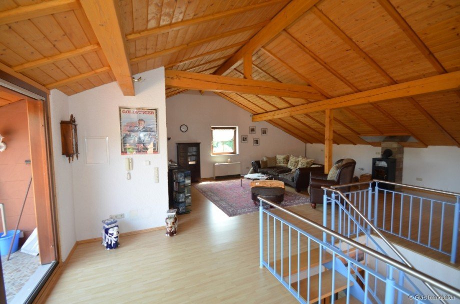 Helles Wohnzimmer mit Dachloggia und Kaminofen Einfamilienhaus Puttelange-aux-Lacs