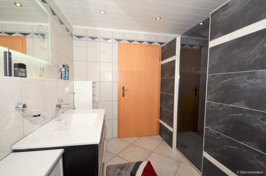 Modernes Badezimmer mit... Einfamilienhaus Puttelange-aux-Lacs