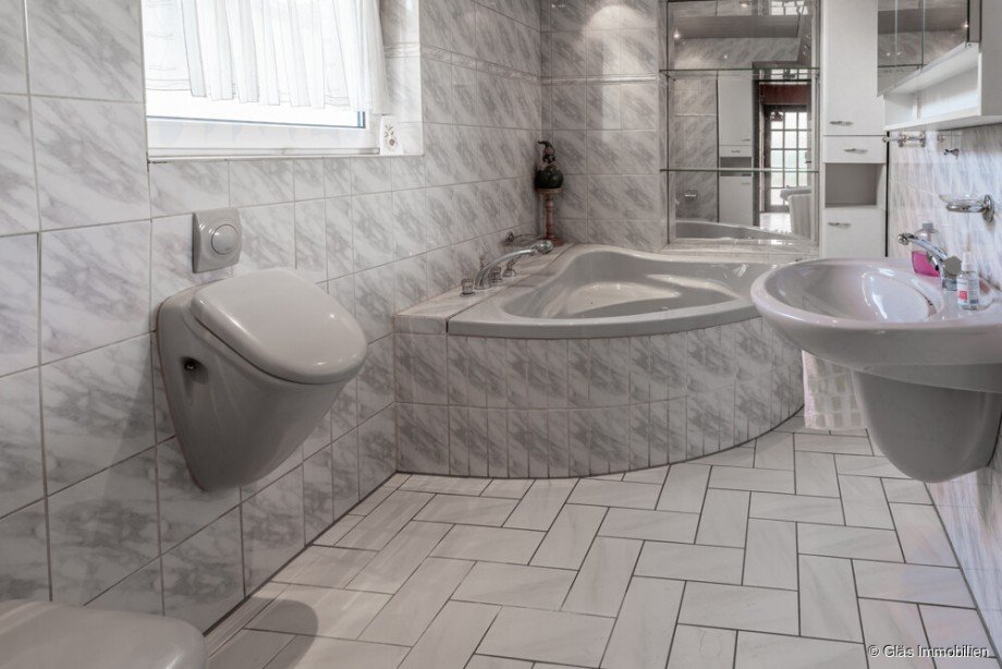 Badezimmer mit Eckbadewanne und Urinal Reihenendhaus V�lklingen