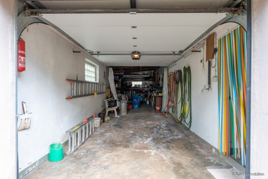 Gro�e Garage mit Sektionaltor Einfamilienhaus Wadgassen