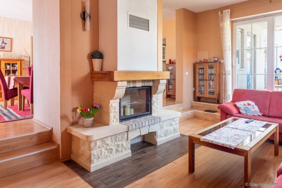 Wohnzimmer mit Kamin und Zugang zur �berdachten Terrasse Zweifamilienhaus Wadgassen