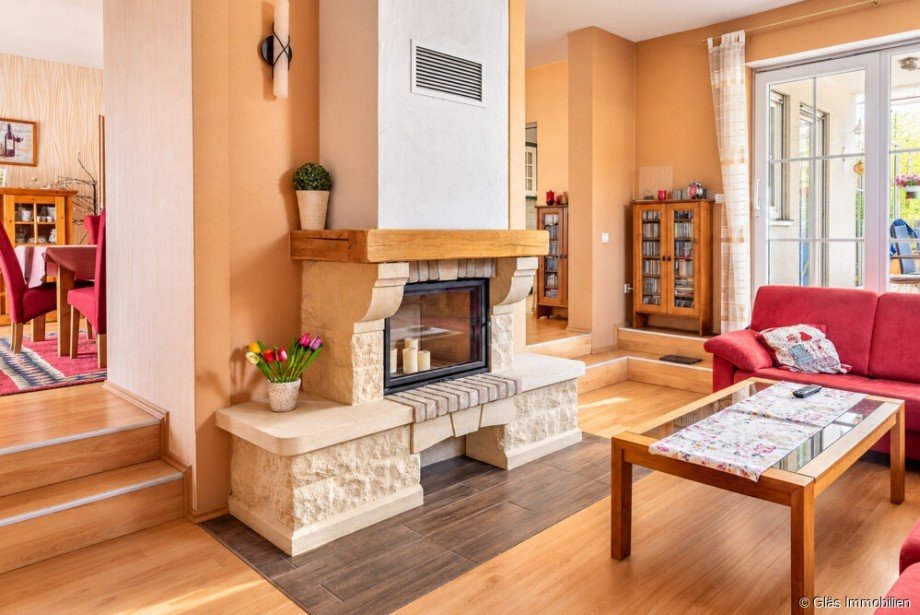 Wohnzimmer mit Kamin und Zugang zur Terrasse Zweifamilienhaus Wadgassen