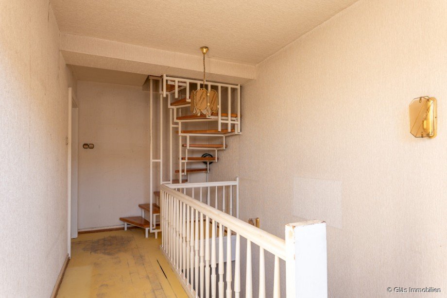 Flur OG mit Wendeltreppe zum DG Zweifamilienhaus V�lklingen