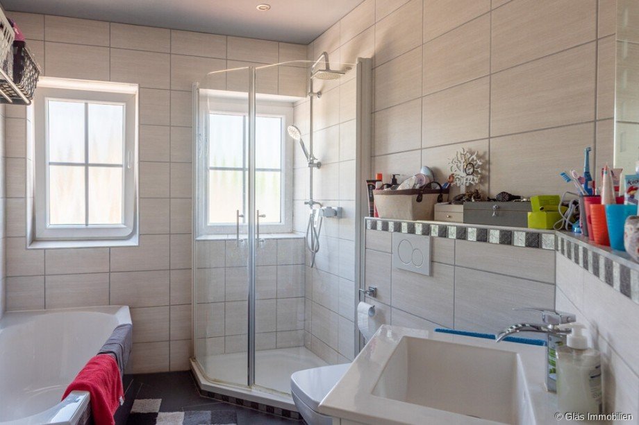 Badezimmer im DG mit Dusche und Wanne Zweifamilienhaus Wadgassen