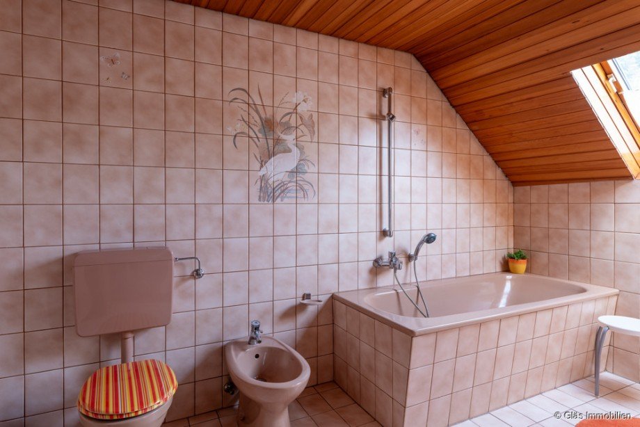 Bad mit Badewanne DG Zweifamilienhaus Gro�rosseln