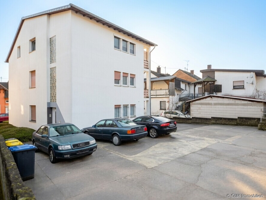 R�ckansicht mit Stellpl�tzen Mehrfamilienhaus Bous