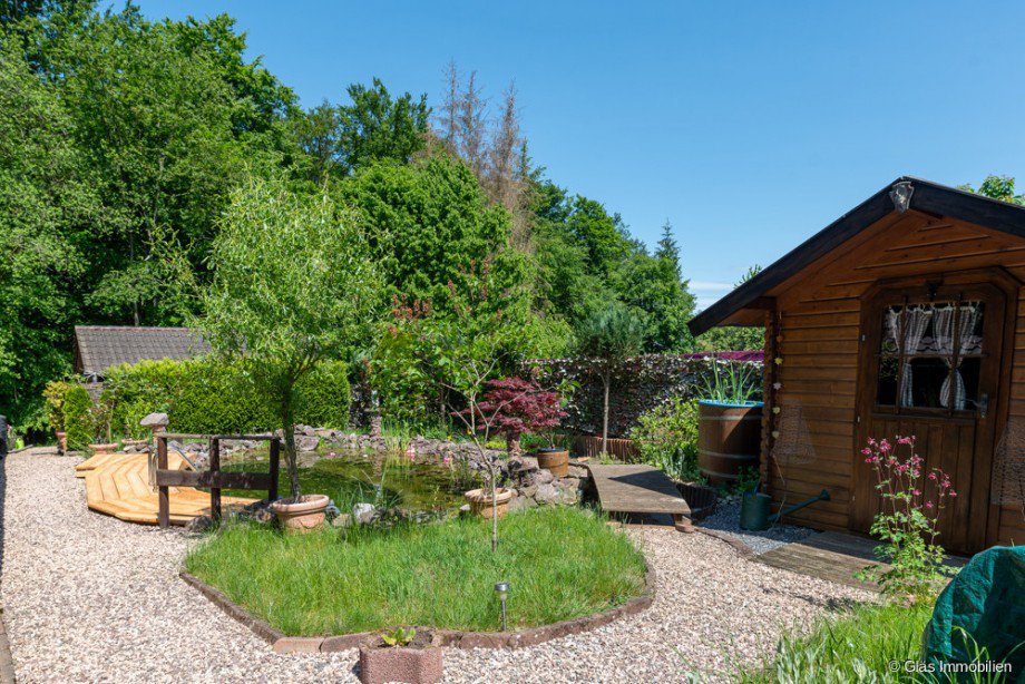 Blick in den Garten mit Sauna, Schwimmteich und Gartenhaus Reihenhaus V�lklingen