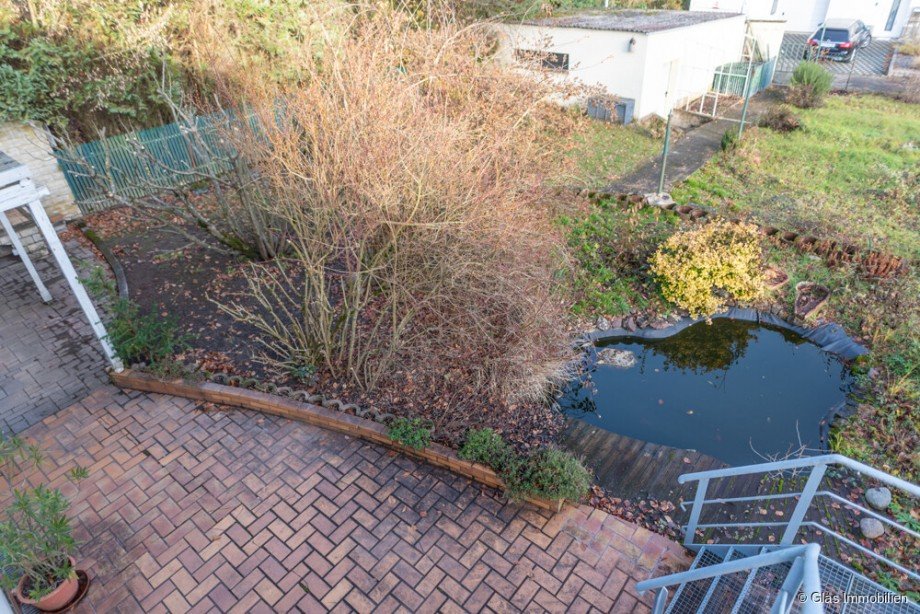 Blick in den Garten mit Teich und zweiter Garage Reihenendhaus V�lklingen
