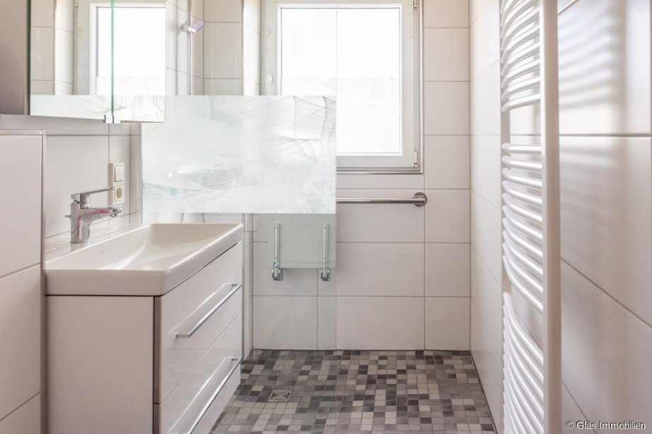 Badezimmer EG mit bodengleicher Dusche Mehrfamilienhaus V�lklingen / Ludweiler
