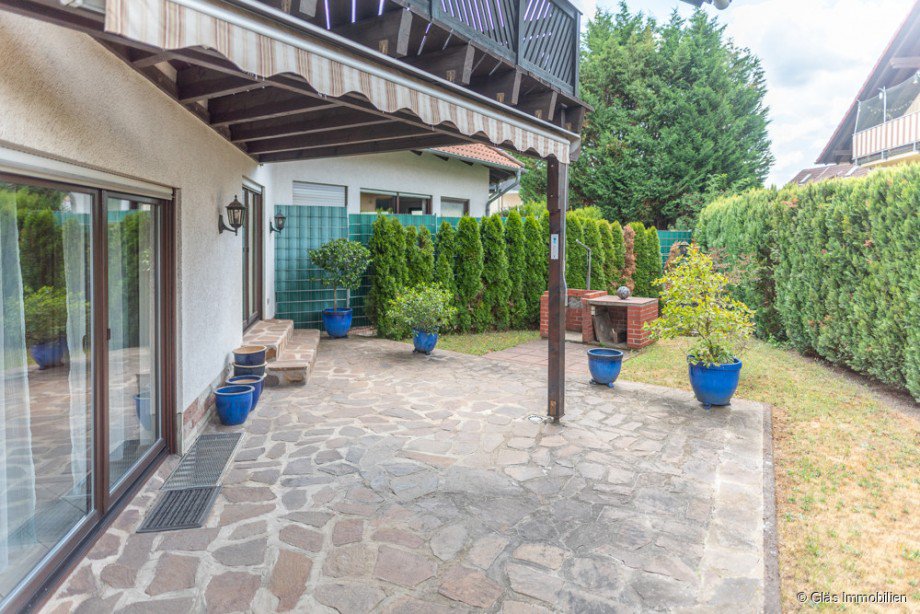 Terrasse vor Wohnzimmer und Schlafzimmer im EG Einfamilienhaus V�lklingen