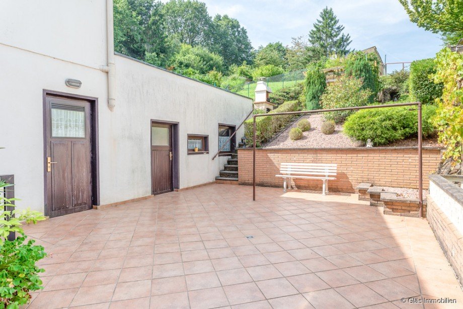 Terrasse mit Blick in den Garten Zweifamilienhaus Gro�rosseln