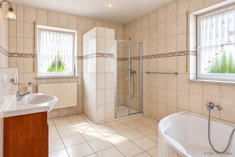 Helles, gepflegtes Badezimmer mit Dusche und Wanne im EG Zweifamilienhaus Wadgassen