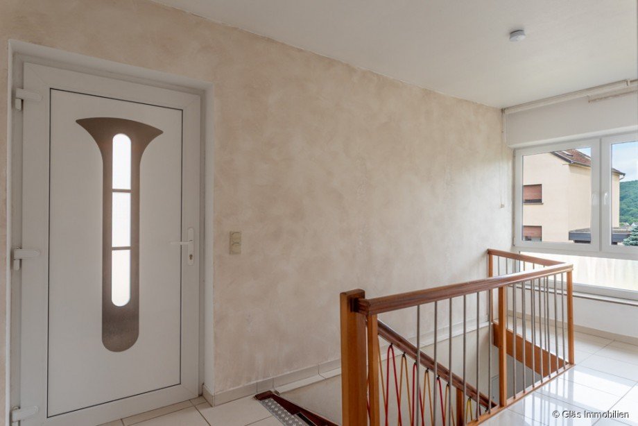 Gro�e Eingangsdiele mit Treppe ins UG Einfamilienhaus V�lklingen / Geislautern