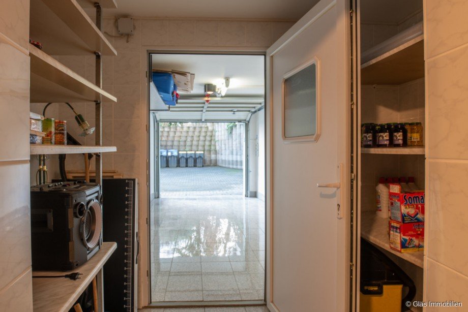 Kellerraum mit Blick in die Garage Etagenwohnung Saarbr�cken