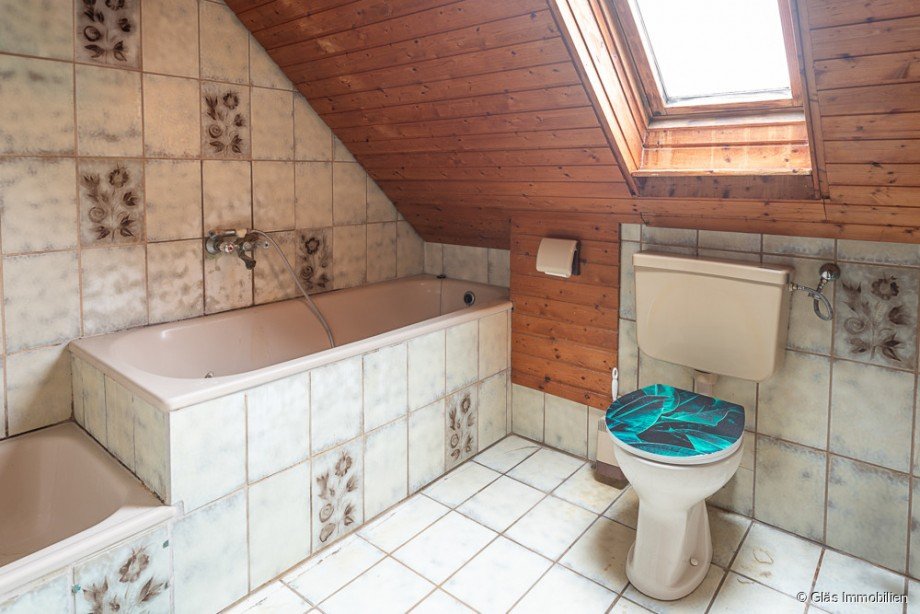 Bad mit Wanne und Dusche im DG Zweifamilienhaus Schwalbach