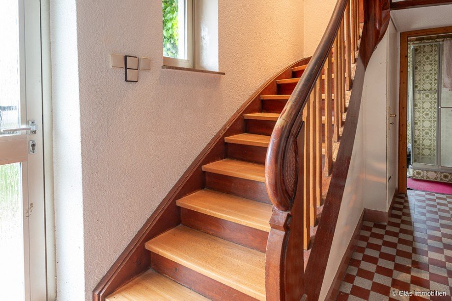 Stilvolle Holztreppe Zweifamilienhaus Schwalbach