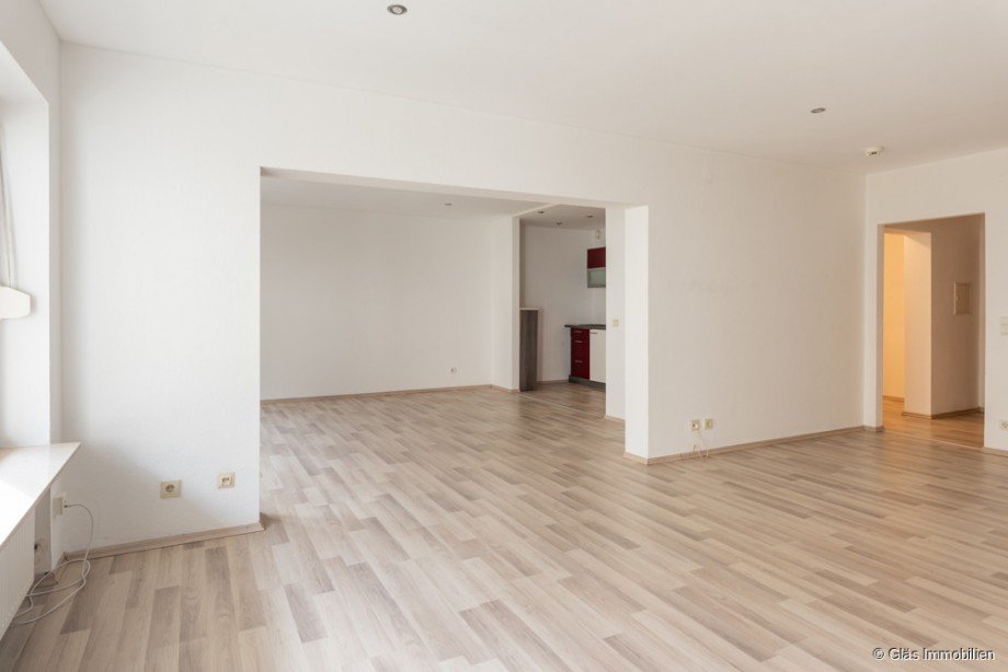 Blick vom Wohnzimmer in K�che Etagenwohnung Saarbr�cken / Schafbr�cke