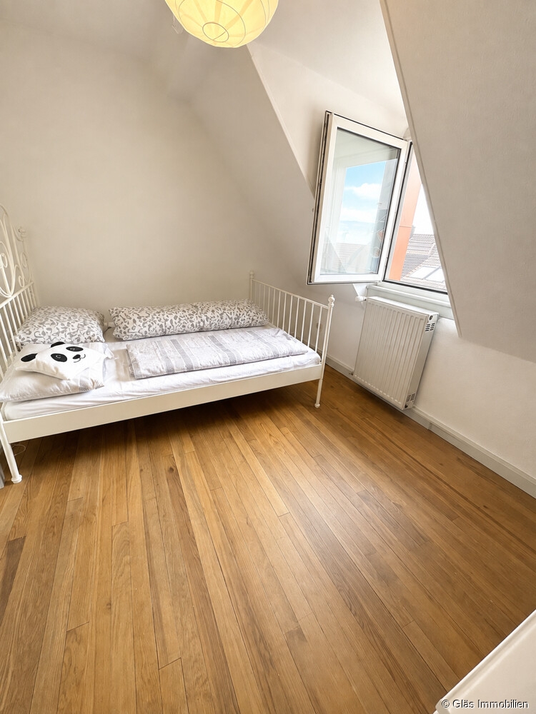 Schlafzimmer im Dachgeschoss Mehrfamilienhaus Saarbr�cken