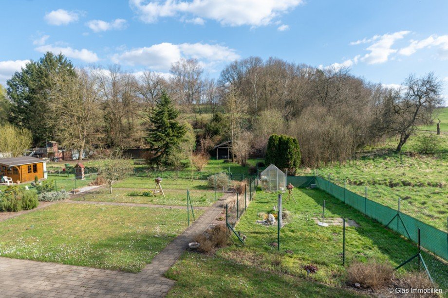 Blick ins Grundst�ck Zweifamilienhaus V�lklingen