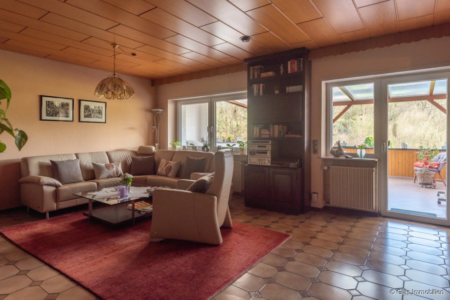 Wohnzimmer mit Blick auf Balkon Zweifamilienhaus V�lklingen