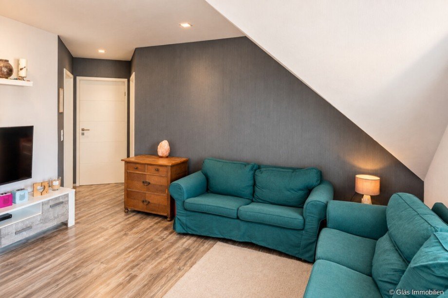 Gem�tliches Wohnzimmer unter der Dachschr�ge Zweifamilienhaus Wadgassen