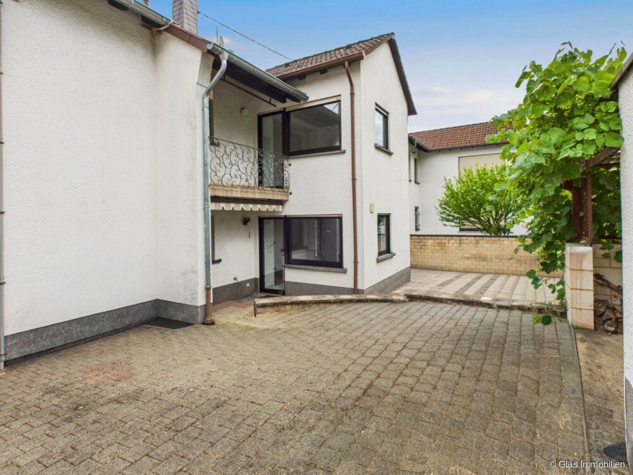 Hof mit Blick auf K�che in EG und OG Zweifamilienhaus Wadgassen