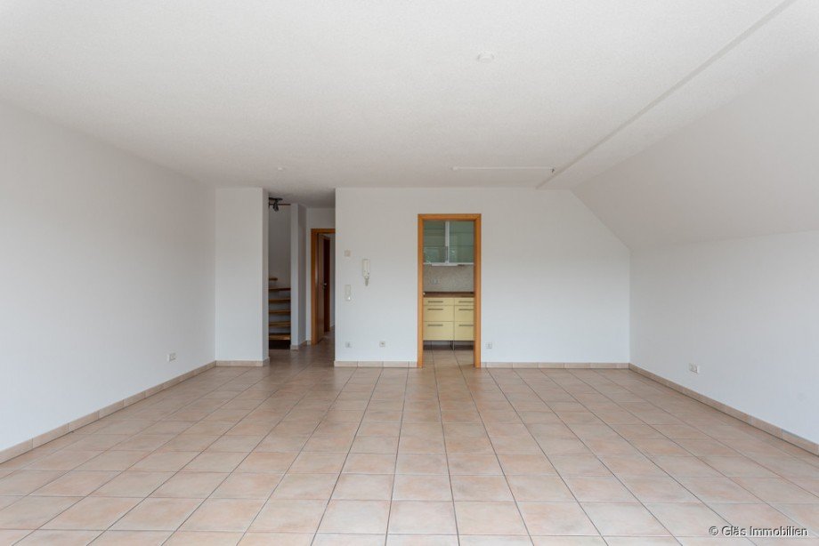 Wohnzimmer mit Blick in K�che und Diele Maisonettewohnung V�lklingen