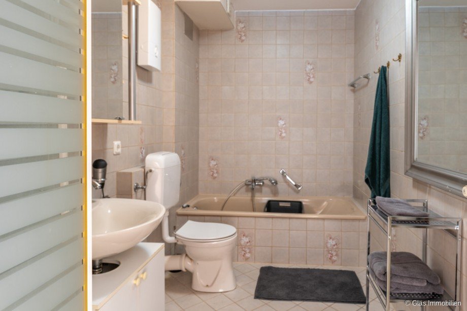 Badezimmer mit Wanne und Dusche Maisonettewohnung Saarlouis