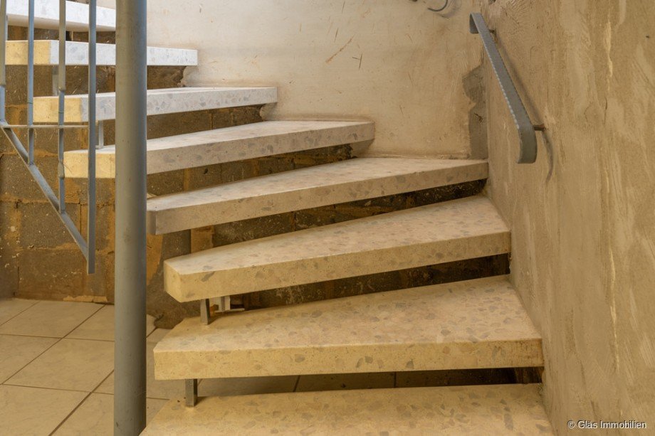 Natursteintreppe in den Keller Einfamilienhaus V�lklingen