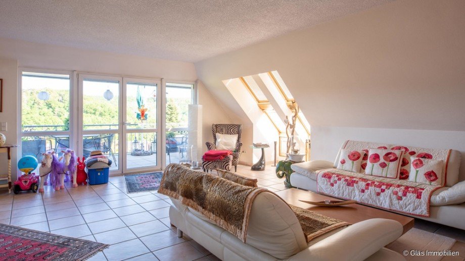 Wohnzimmer mit Zugang zur Loggia Maisonettewohnung V�lklingen