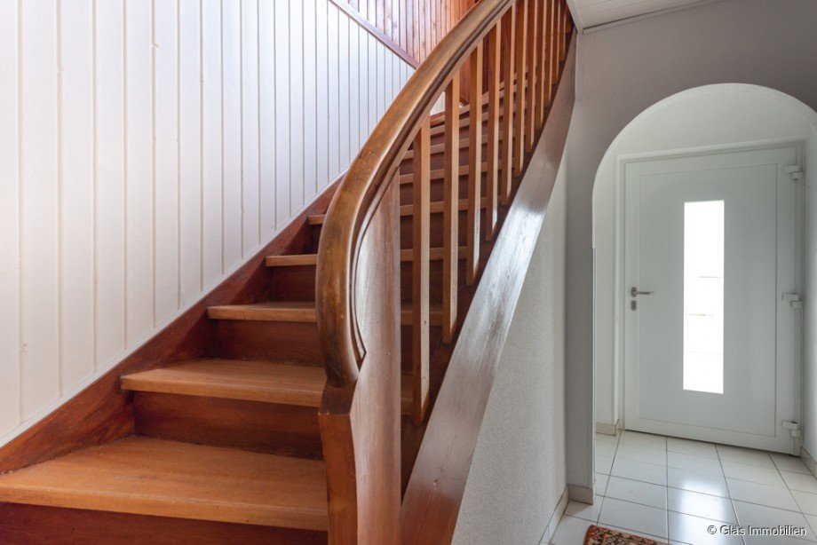 Stilvolle Holztreppe Zweifamilienhaus V�lklingen