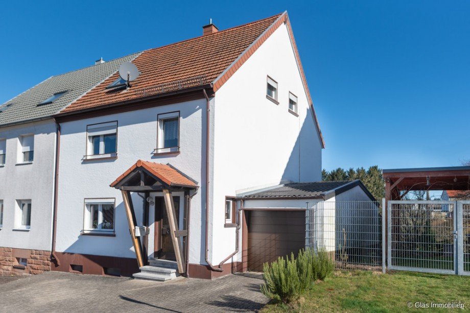 Frontansicht Haus mit Garage Einfamilienhaus Merchweiler