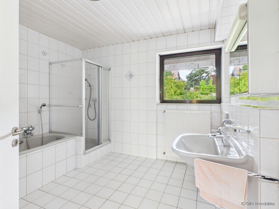 Bad mit Dusche und Wanne im 1. OG Zweifamilienhaus Wadgassen