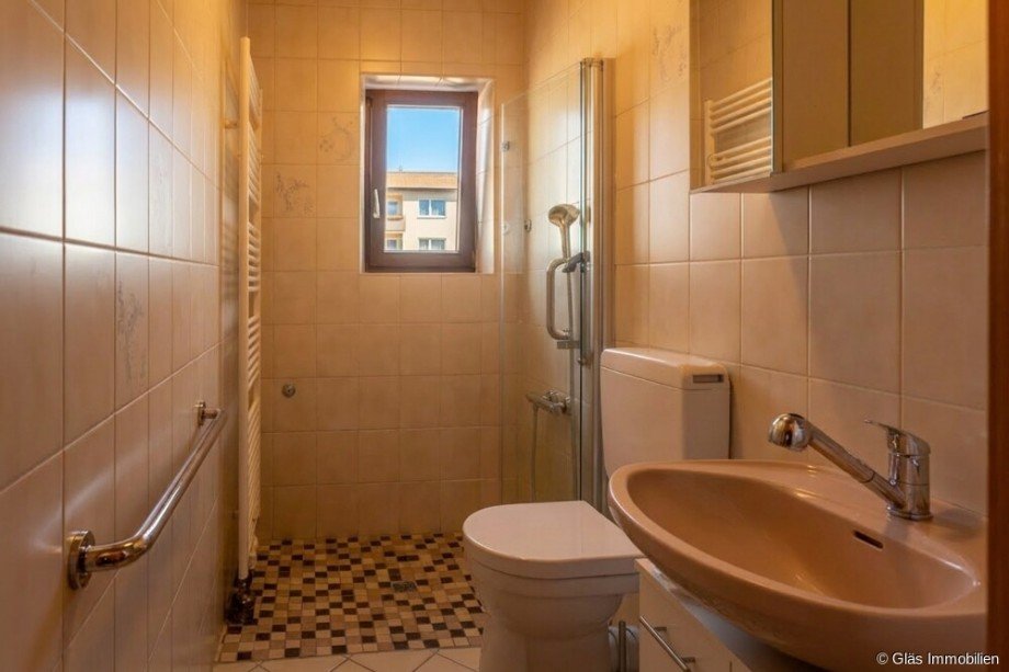 Bad mit bodengleicher Dusche im Erdgeschoss Zweifamilienhaus Saarbr�cken / Gersweiler