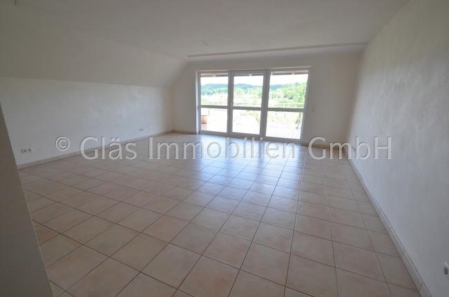 Wohnzimmer mit Balkon Dachgeschosswohnung V�lklingen