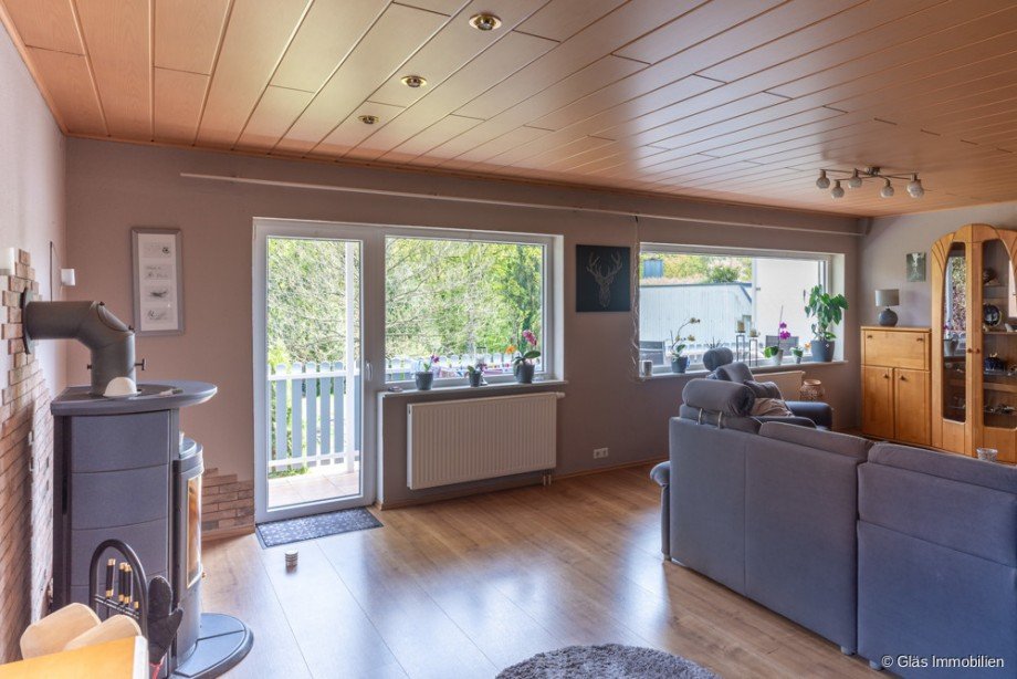 Wohnzimmer mit Balkon und Blick ins Gr�ne Zweifamilienhaus V�lklingen