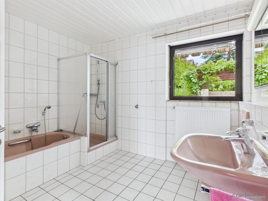 Bad mit Dusche und Wanne im EG Zweifamilienhaus Wadgassen