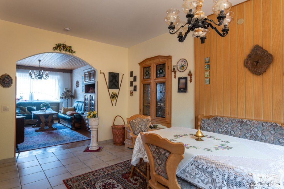 Blick vom Esszimmer ins Wohnzimmer EG Zweifamilienhaus Bous
