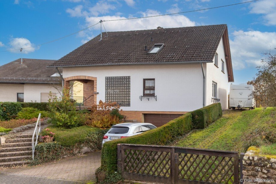 Seitliche Zufahrt auf das Grundst�ck Einfamilienhaus V�lklingen