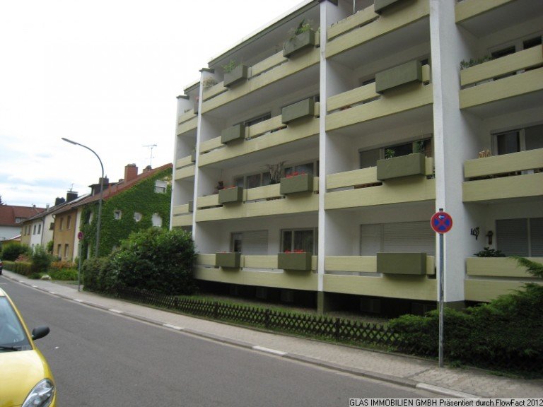Stra�enansicht Saarbr�cken Erdgeschosswohnung Gro�z�gige Erdgeschosswohnung mit 2 Balkonen in idyllischer Wohnlage!