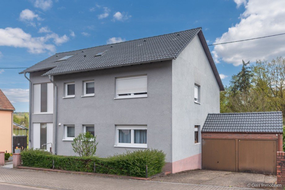 Freistehendes Zweifamilienhaus mit Doppelgarage Zweifamilienhaus V�lklingen