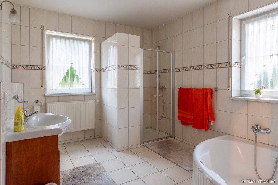 Badezimmer im EGmit Dusche und Wanne Zweifamilienhaus Wadgassen