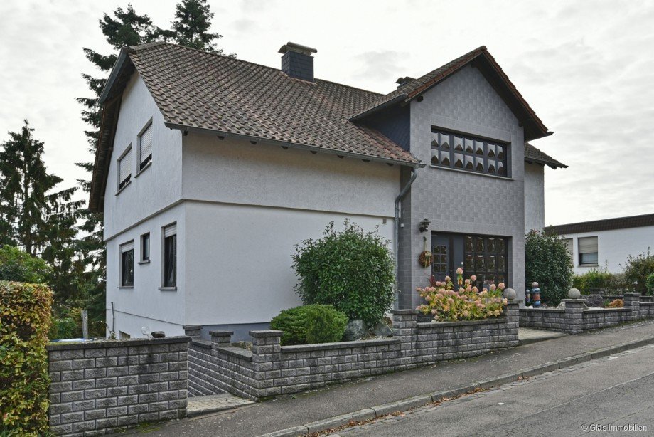 Seitenansicht mit Zugang zur ELW Zweifamilienhaus V�lklingen