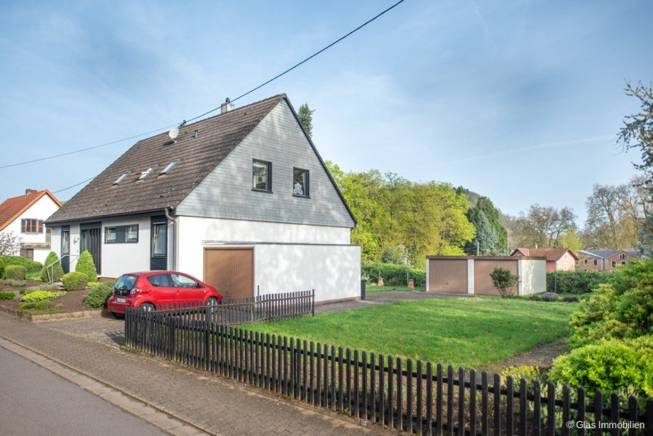 Seitenansicht mit seitlichem Grundst�ck Zweifamilienhaus Wallerfangen