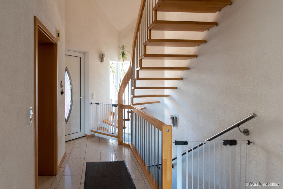 Eingangsdiele mit hochwertiger Holztreppe Einfamilienhaus Neunkirchen-Wiebelskirchen