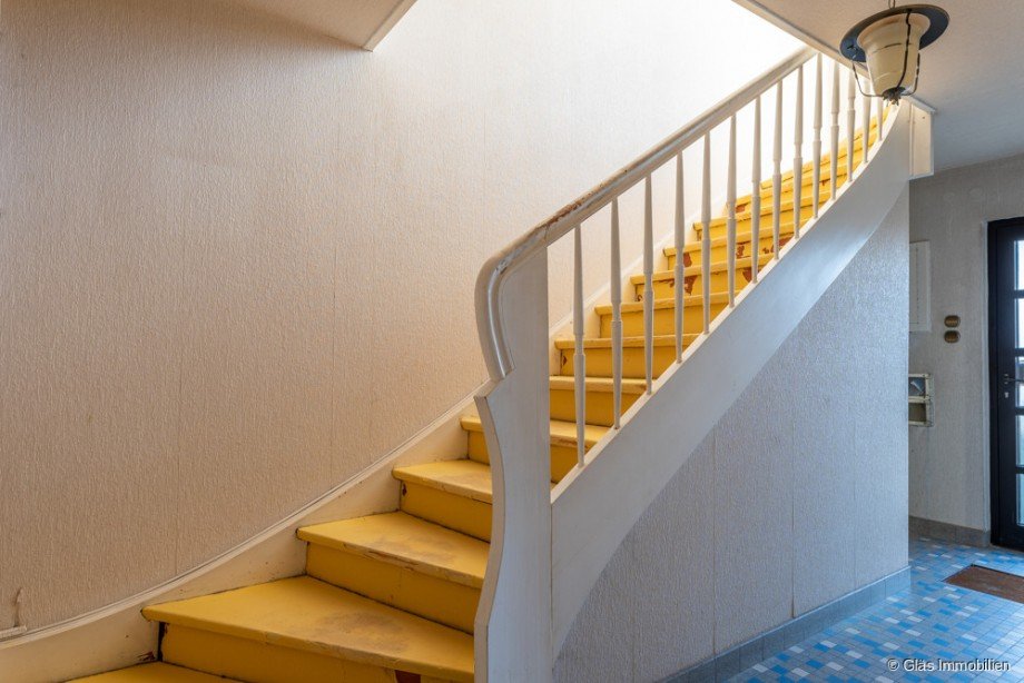 Stabile Holztreppe Zweifamilienhaus V�lklingen