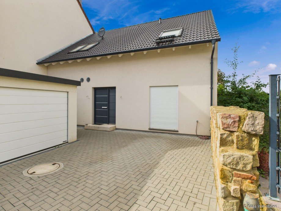 Blich von Einfahrt Richtung Hauseingang Einfamilienhaus R�dersheim-Gronau
