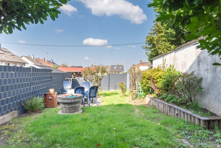 Garten mit Sitzplatz Doppelhaush�lfte V�lklingen