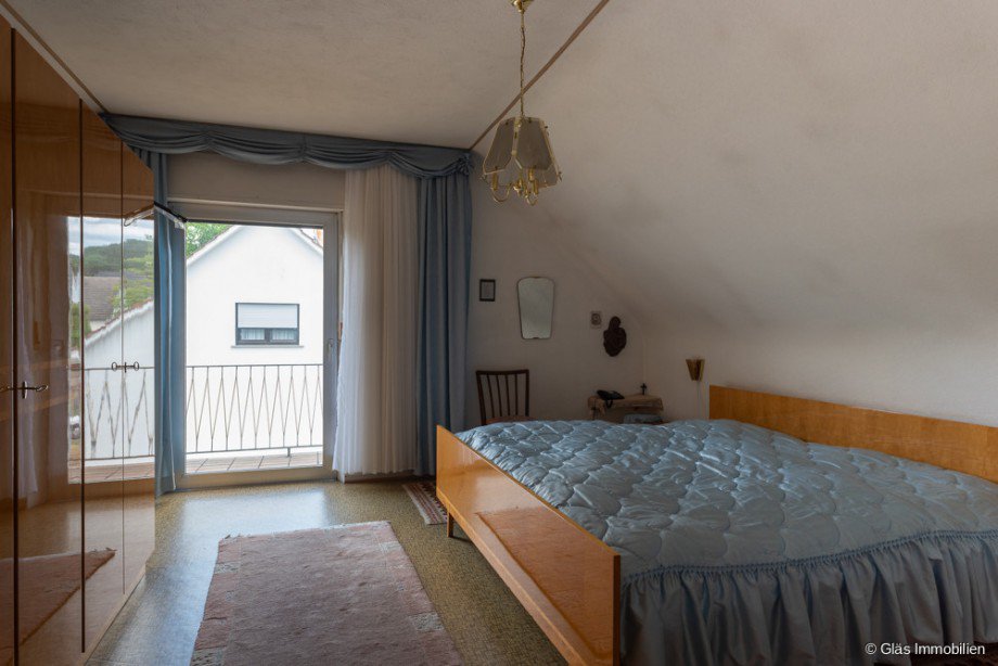 Schlafzimmer 1 mit Balkon Einfamilienhaus Wadgassen